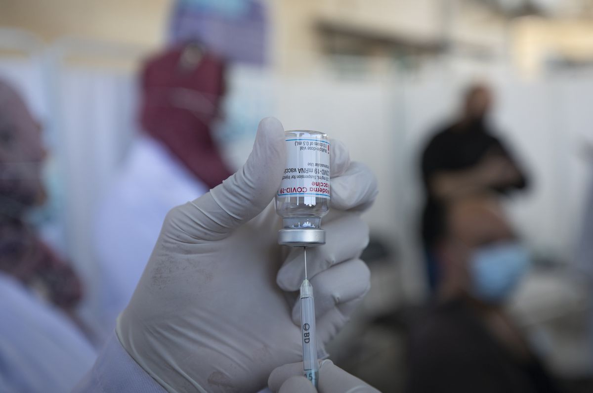Israel approves plans to vaccinate 130,000 Palestinian workers