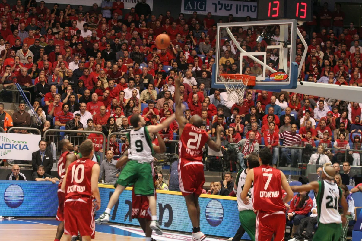 Chaos Erupts at Hapoel Jerusalem vs AEK Athens Basketball Game